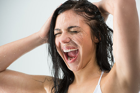 女人洗头时,带着快乐的微笑泼水美丽的高加索女模特家淋浴小屋图片