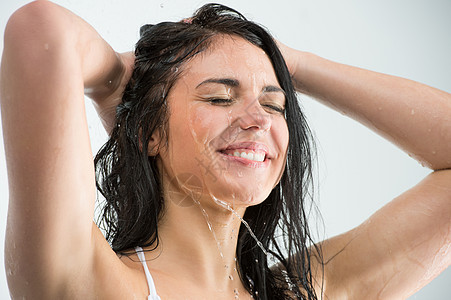 女人洗头时,带着快乐的微笑泼水美丽的高加索女模特家淋浴小屋背景图片