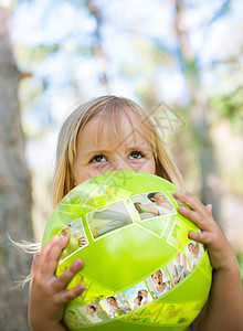 小女孩公园里玩绿球球上运动练的图片虚拟培训师的图片