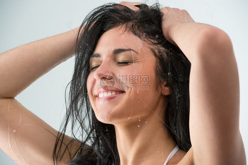 女人洗头时,带着快乐的微笑泼水美丽的高加索女模特家淋浴小屋图片
