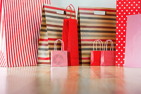 各种购物礼品红色纸袋购物假日与合作图片