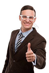 位快乐的轻商人的肖像,白色背景上指着大拇指举牌图片