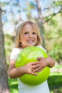 小女孩公园里玩绿球图片