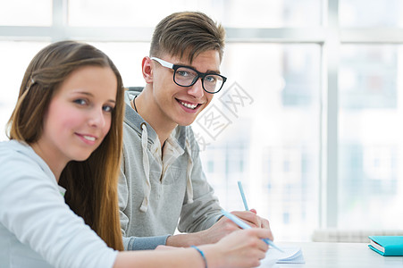 学烘焙高中生女孩男孩学,工作中互相帮助背景