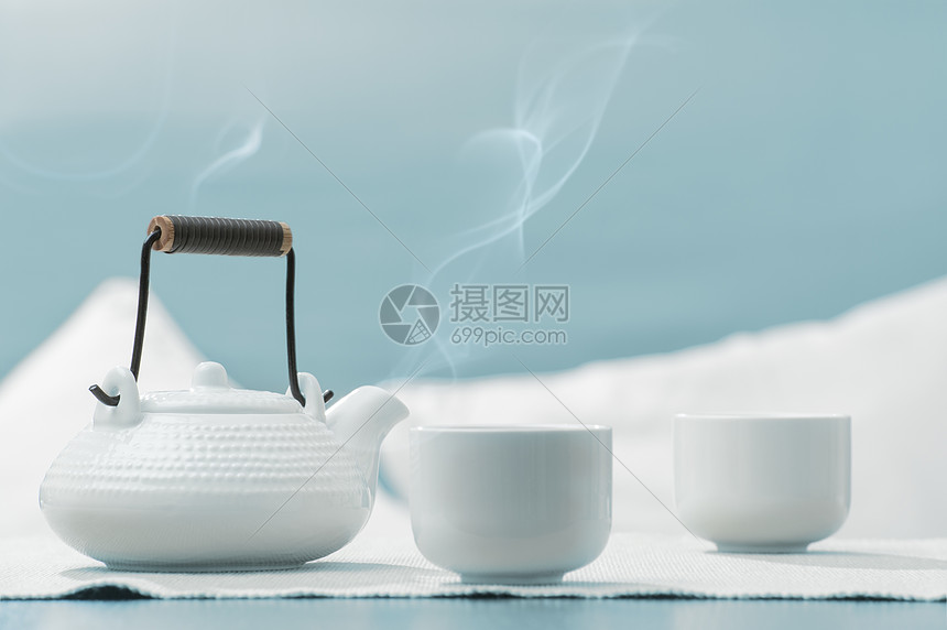 舒适的放松休息室,桌子上茶壶杯子图片