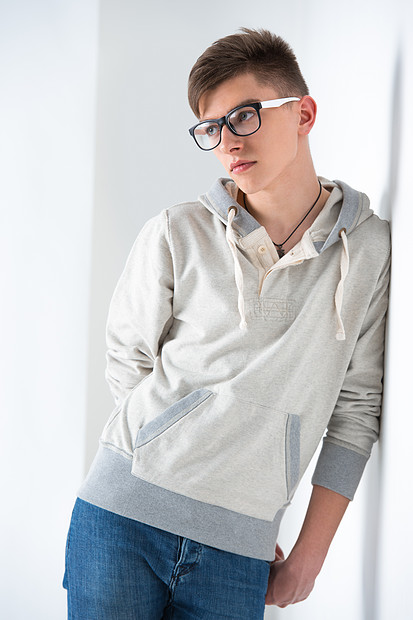 轻时尚男人靠白色墙上戴着眼镜的肖像他时髦的,者可能