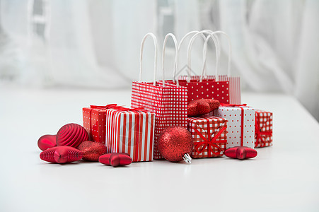 带诞礼物的礼品盒,用红色的纸包裹,浅色的内部背景上装饰图片