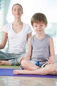 母子家瑜伽运动专注于儿子图片