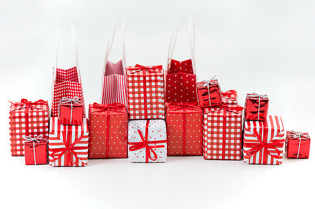 带诞礼物的礼品盒,用红纸包裹,白色背景上装饰品图片