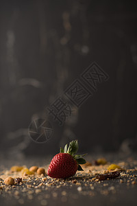 草莓与碎屑暗石背景与合作图片