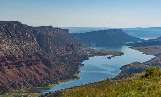 犹他州的火焰绿色河流风景道俯瞰绿色河流,展示红色的山脉高沙漠植物的生命图片