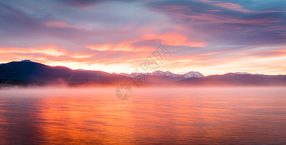 太阳升阴影山后,科罗拉多与大湖前景图片