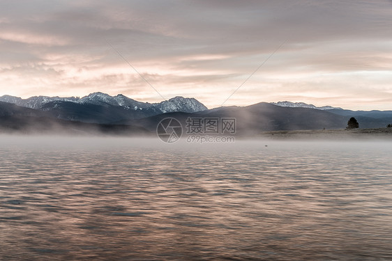 太阳升阴影山后,科罗拉多与大湖前景图片