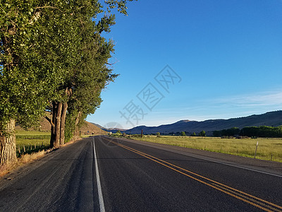 俄勒冈州东部的隔离公路图片