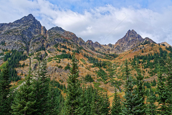 北瀑布公园的火山口山图片