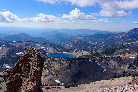 拉森峰拉森火山公园的远景,以海伦湖为前景图片