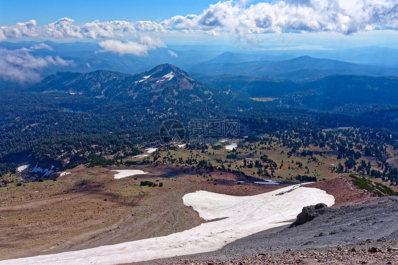 来自加州拉森火山公园拉森峰的远景图片