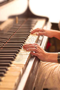 轻的女人弹钢琴双手特写视图图片