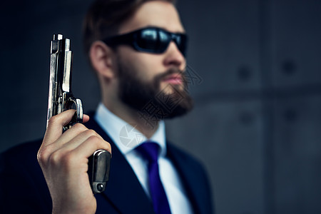 五号特工组危险人物特工带着太阳镜把注意力集中上背景
