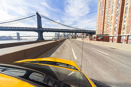 纽约市黄色出租车曼哈顿桥下行驶图片