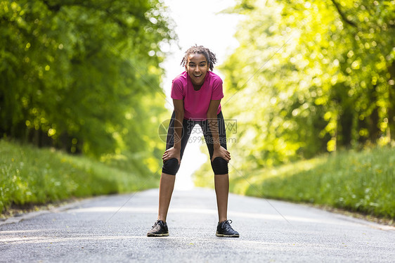 美丽的混合种族非裔美国轻女子青少健身跑步慢跑个雷达内衬绿树春天夏天图片