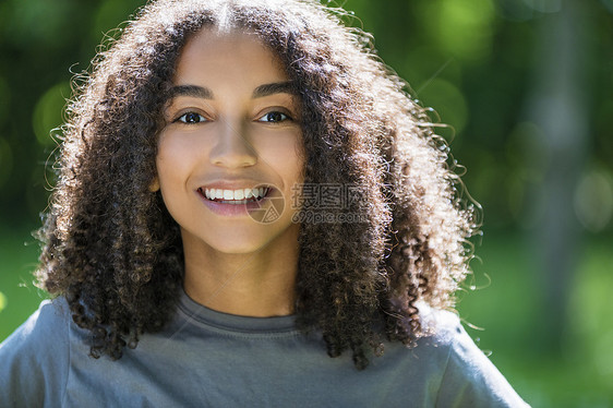 户外肖像美丽的快乐混合种族非裔美国女孩十几岁的女轻女子微笑与完美的牙齿图片