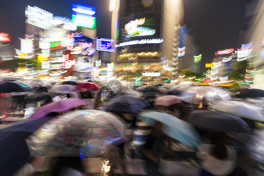 运动模糊了人们雨中夜间的涩谷渡口,东京,日本图片