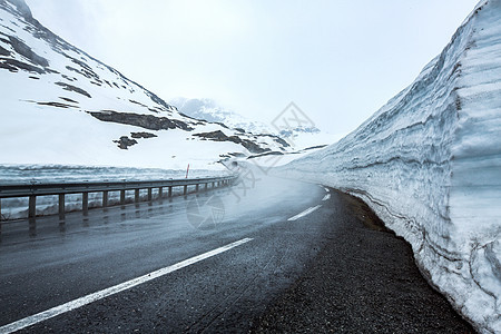 挪威的山路很高的雪墙图片