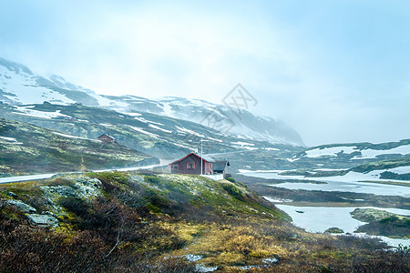 挪威景观,个小村庄恶劣的天气,暴风雪雾山上美丽的自然挪威图片