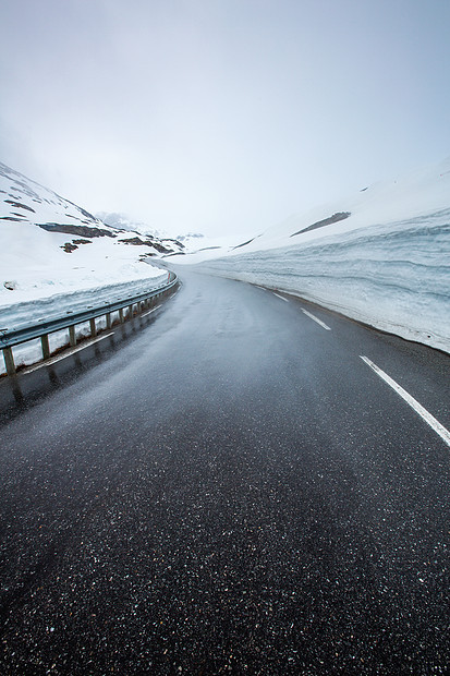 挪威的山路,围绕着雾雪图片