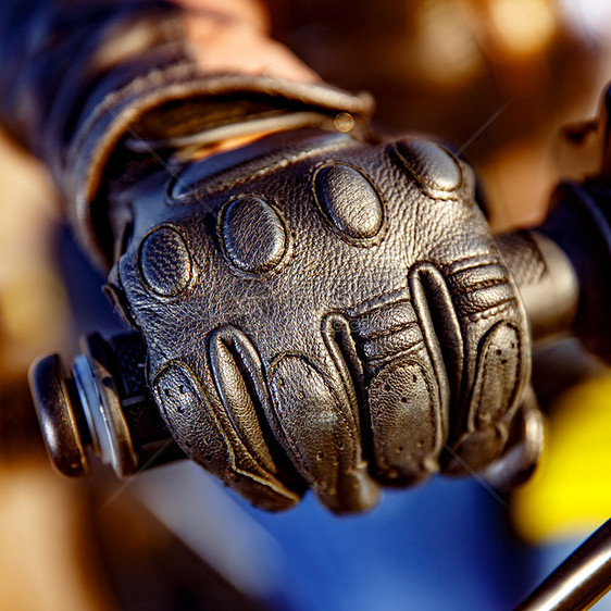 人的手摩托车赛车手套持摩托车油门控制手保护免受跌倒事故图片