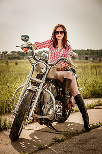 骑自行车的女孩戴着太阳镜坐摩托车上图片