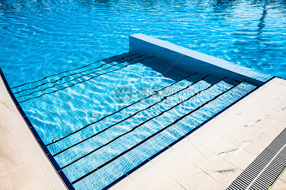 楼梯透明蓝色游泳池背景图片