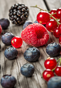 新鲜浆果覆盆子蓝莓背景特写图片