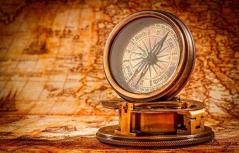 复古的静物老式指南针位于古代世界上图片