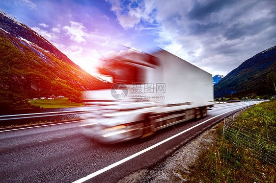 日落时的卡车高速公路卡车汽车运动模糊图片