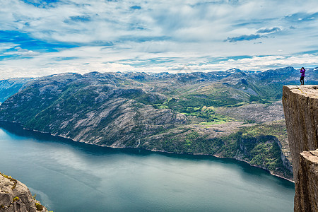 preikestolenprekestolen,也被传教士的讲坛讲坛岩石的英文译本所熟知,挪威福桑德费克的著名旅游景点图片