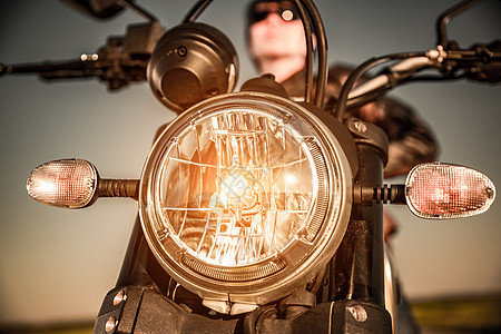 摩托车路上摩托车前照灯特写图片