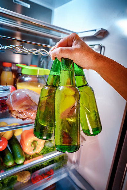 冰箱里啤酒的人