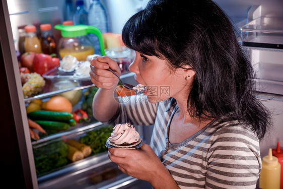 女人晚上冰箱里吃健康的食物图片