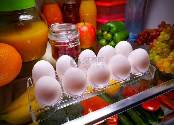架子上的鸡蛋打开冰箱图片