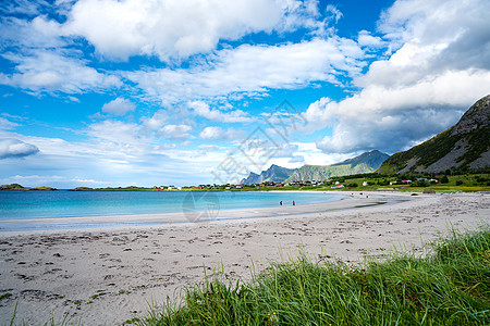 海滩掠夺岛挪威诺德兰县的个群岛以独特的风景而闻名,戏剧的山脉山峰,开阔的大海庇护的海湾,海滩图片