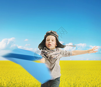 小男孩玩蓝色的纸飞机图片