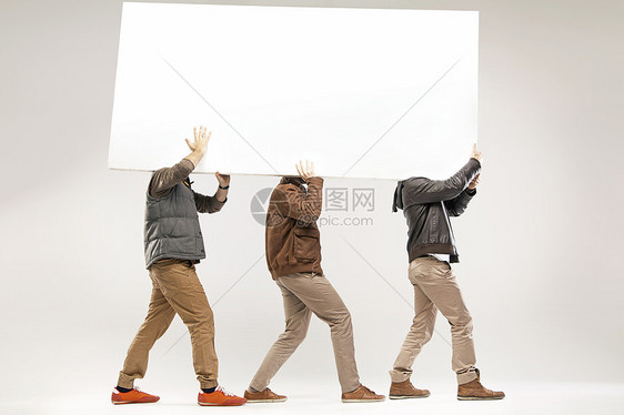 三个人抬着空板的图片图片