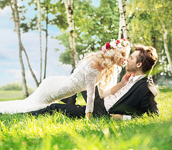 新婚夫妇躺新鲜的草坪上图片