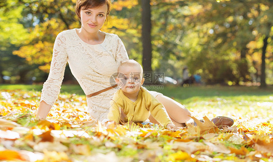 轻妈妈孩子的肖像图片