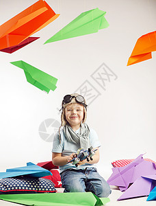 小可爱的男孩玩玩具飞机图片