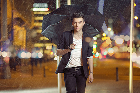 夜惊图片模特雨中行走的艺术图片背景