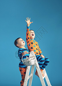 小男人通往梦想的魔法梯子上图片