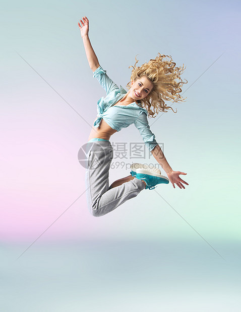 卷发运动员女人跳舞跳跃图片